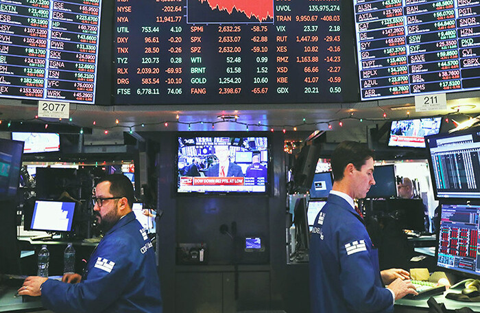 Dow Jones kéo dài chuỗi ngày tăng điểm nhưng Nasdaq sụt giảm do cổ phiếu công nghệ lao dốc