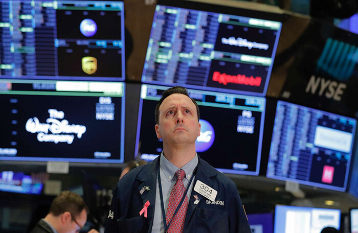Dow Jones mất gần 500 điểm