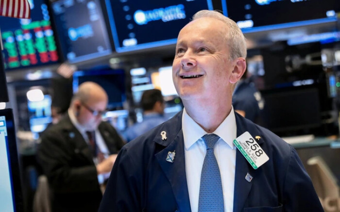 'Niềm tin AI' thúc đẩy Phố Wall: Dow Jones 'vọt' 500 điểm, Nasdaq tăng hơn 2%