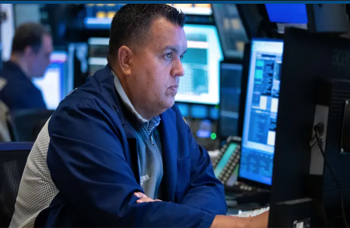 Dow Jones mất gần 400 điểm, Phố Wall trầm lắng chờ 'bão'