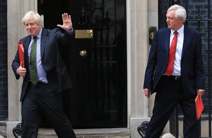 Bất đồng với bà Theresa May, hai quan chức Anh đột ngột xin từ chức