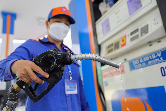 Điều hành xăng dầu: ‘Chúng ta lạm dụng bình ổn giá, nên để doanh nghiệp quyết định theo cung-cầu’