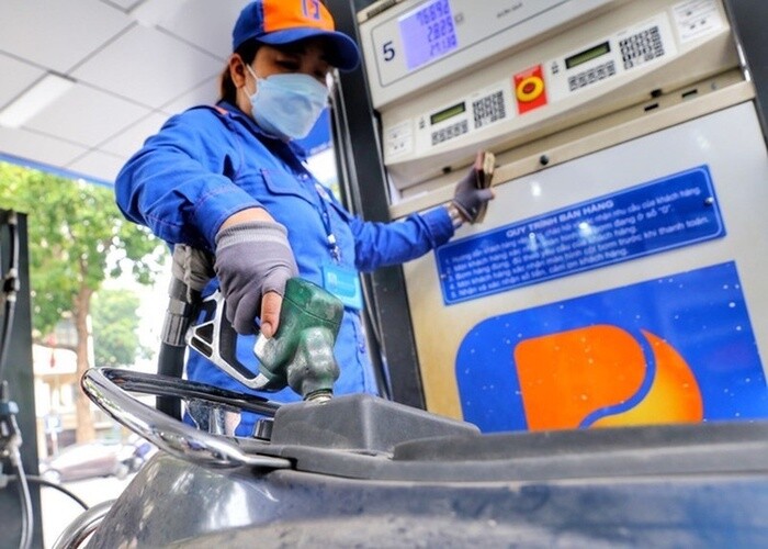 Giá dầu diesel tăng mạnh 1.430 đồng/lít, vượt giá xăng