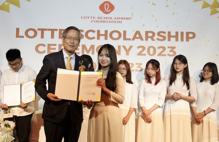 Lotte Foundation trao 76 suất học bổng cho sinh viên xuất sắc