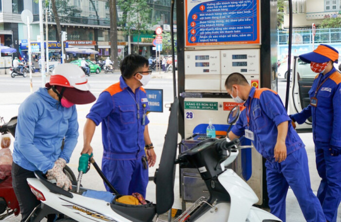 Giá thế giới áp sát 100 USD/thùng, xăng RON95 Việt Nam tăng lên 23.500 đồng/lít