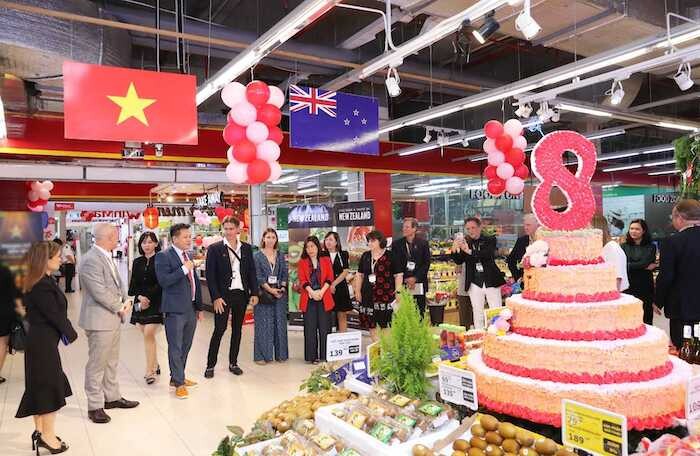Tổng lãnh sự quán New Zealand khảo sát thị trường sản phẩm nhập khẩu Việt Nam tại siêu thị WinMart