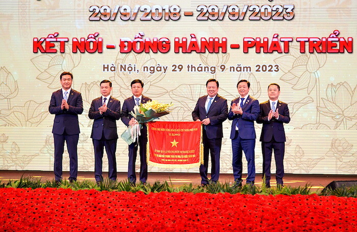 PV GAS và Tổng giám đốc Phạm Văn Phong nhận bằng khen thành tích