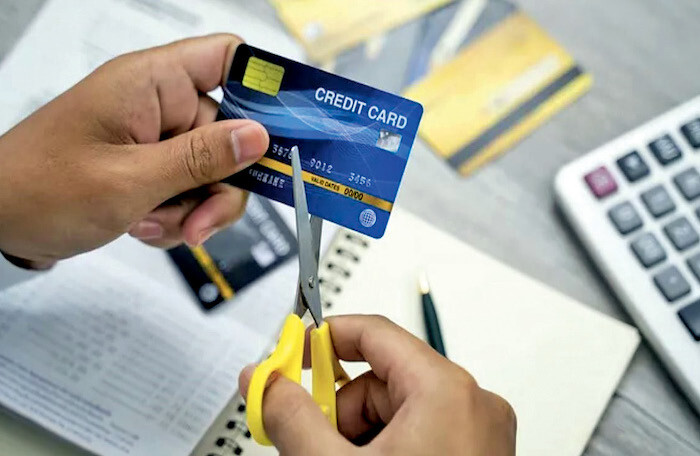Còng lưng gánh nợ vì thói quen quẹt thẻ tín dụng