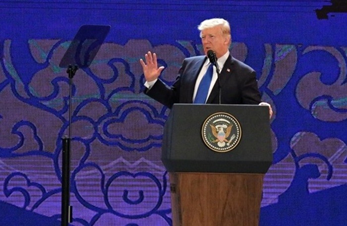 Bloomberg: Trump đến Việt Nam – ‘con hổ’ kinh tế đang đánh bại TTCK Mỹ