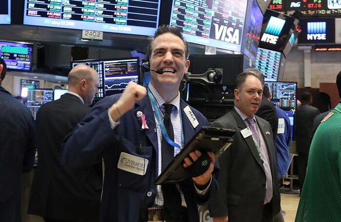 Niềm tin phục hồi kinh tế dâng cao sau báo cáo việc làm tích cực, Dow Jones vượt 27.000 điểm
