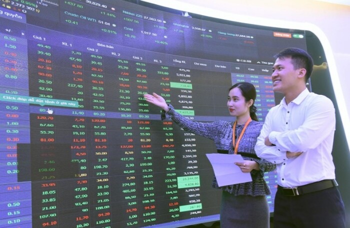 VN-Index bứt phá 15 điểm, nhiều cổ phiếu chứng khoán tăng kịch trần