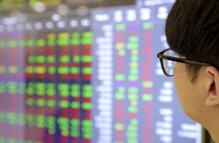 VN-Index rơi hơn 17 điểm, cổ phiếu ngân hàng 'gánh' cả thị trường