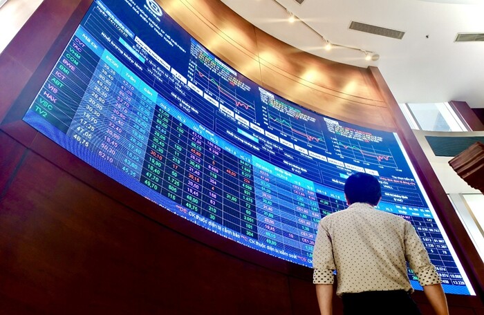 'Sóng' cổ phiếu ngân hàng chưa dứt, VN-Index tăng không thấy đỉnh