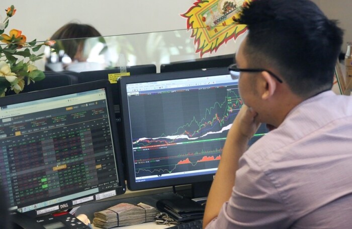 Cổ phiếu vừa và nhỏ lao dốc, VN-Index 'xanh vỏ đỏ lòng'