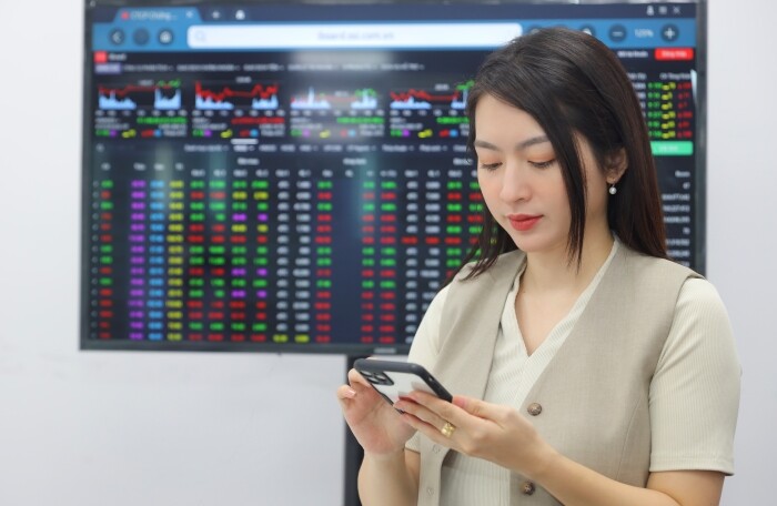 VN-Index hồi phục 7 điểm, cổ phiếu tăng mạnh xen kẽ cổ phiếu giảm sàn
