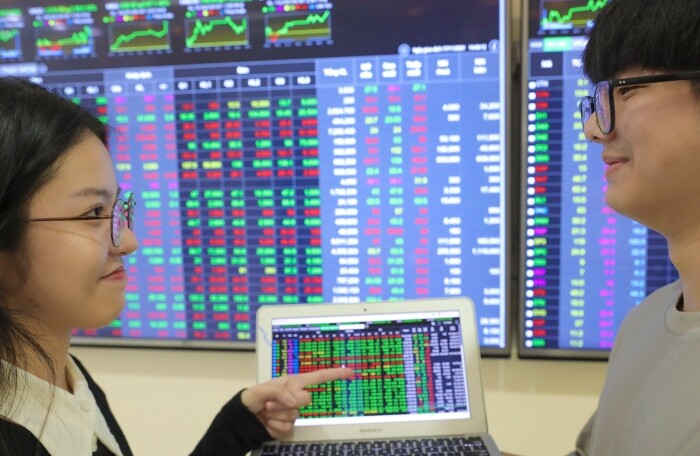 VN-Index tăng hơn 8 điểm, cổ phiếu 'họ FLC', chứng khoán, cao su dậy sóng