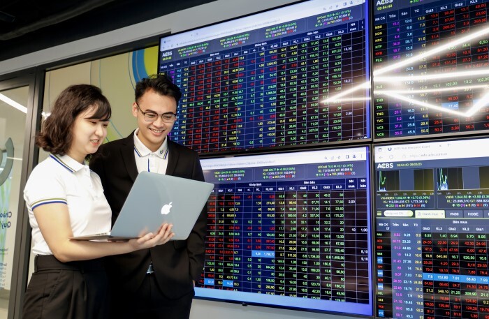 VN-Index lấy lại mốc đầu tuần, cổ phiếu chứng khoán 'bốc đầu'