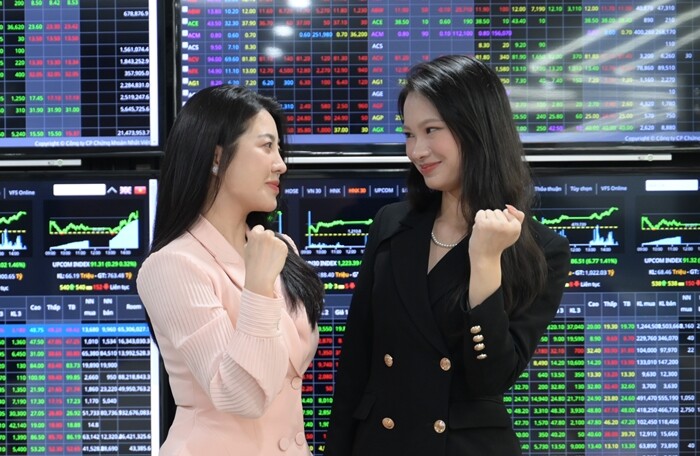 VN-Index tăng 9 điểm nhờ lực kéo mạnh cuối phiên, cổ phiếu thép toả sáng