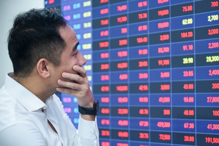 Cổ phiếu trụ mất đà khiến VN-Index lao dốc 21 điểm, thanh khoản 'siêu khủng'