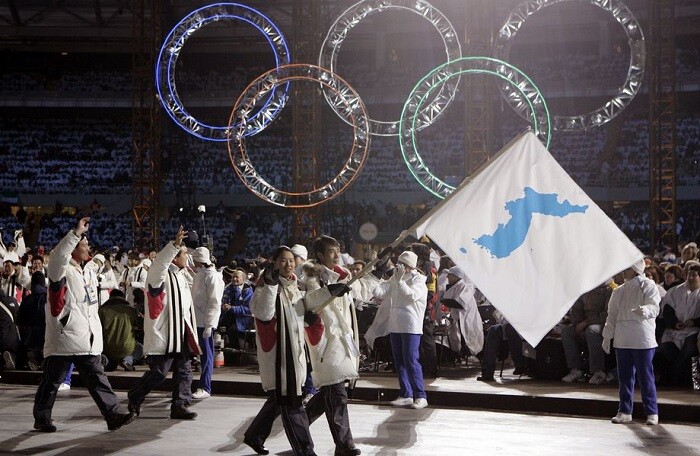 Đoàn thể thao Hàn Quốc và Triều Tiên diễu hành dưới một ngọn cờ