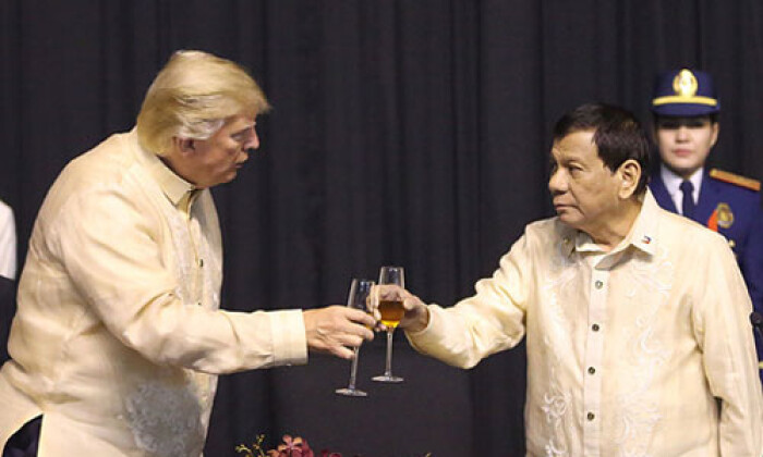 Cú 'xoay trục' của ông Duterte giữa cuộc đấu Mỹ - Trung
