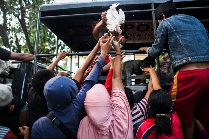 Thảm họa kép Indonesia: Người dân cướp thực phẩm, phá cây ATM, chen nhau lên máy bay sơ tán