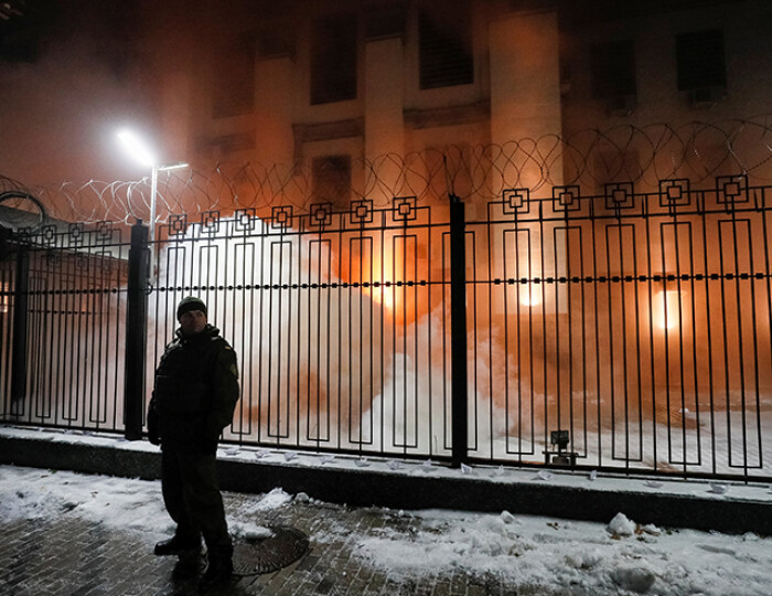 Đại sứ quán tại Ukraine bị tấn công, Nga cảnh báo đanh thép