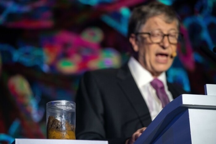 Tỷ phú Bill Gates cầm bình đựng phân khi phát biểu tại Trung Quốc