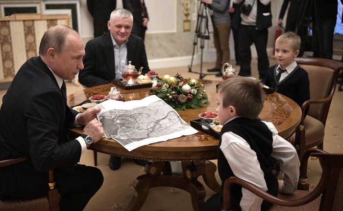 Món quà đặc biệt của ông Putin dành tặng cậu bé xương thủy tinh