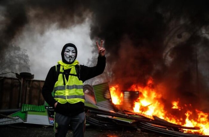 Pháp triển khai 89.000 cảnh sát, 12 xe bọc thép đối phó bạo động 'Áo vàng'