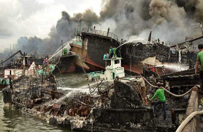 Cháy lớn tại Indonesia, 39 tàu chở hàng bị 'bà hỏa' thiêu rụi