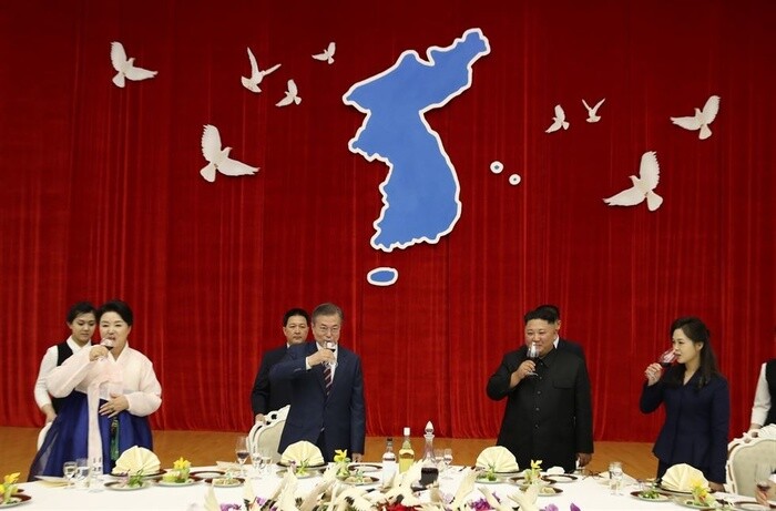 Ông Kim Jong-un chiêu đãi Tổng thống Hàn Quốc súp vi cá mập, vodka Bình Nhưỡng
