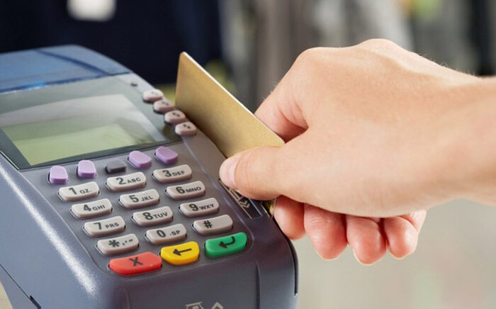 Hàng triệu người phải làm lại thẻ ATM: Tiền trong tài khoản ra sao?
