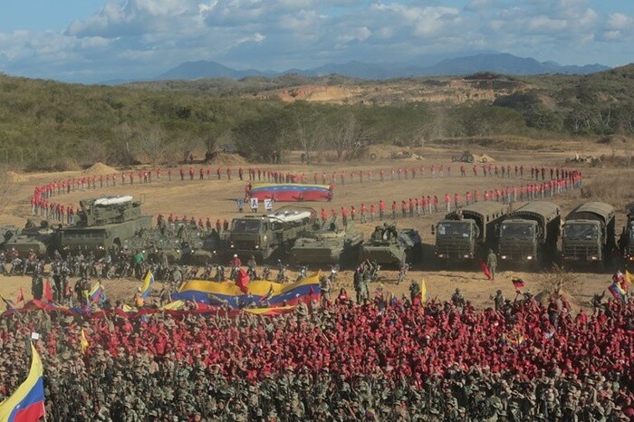 Khủng hoảng Venezuela: Tổng thống Maduro thị sát cuộc tập trận lớn chưa từng có