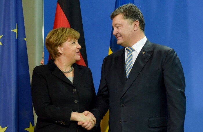 Ông Poroshenko kêu gọi Thủ tướng Đức tăng cường trừng phạt Nga