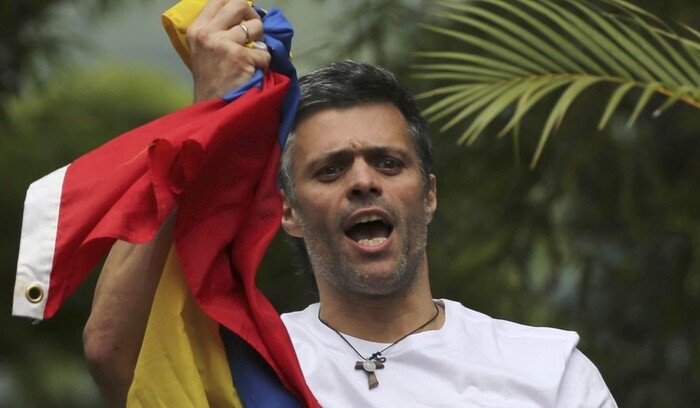 Venezuela ra trát bắt giữ thủ lĩnh tinh thần của phe đối lập sau đảo chính bất thành