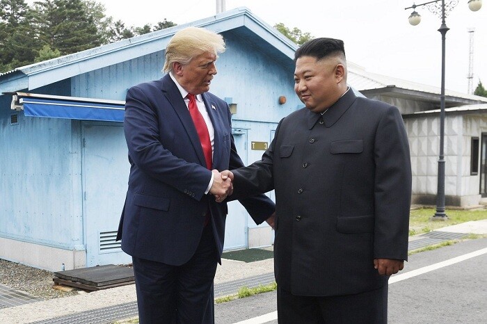 Đặt chân tới nơi 'nguy hiểm nhất thế giới', ông Trump mời ông Kim tới thăm Nhà Trắng