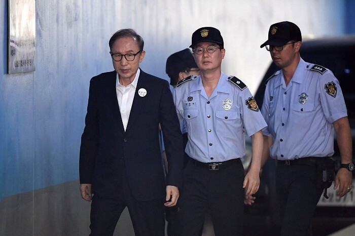 Cựu Tổng thống Hàn Quốc Lee Myung-bak lĩnh án 17 năm tù vì tham nhũng, nhận hối lộ