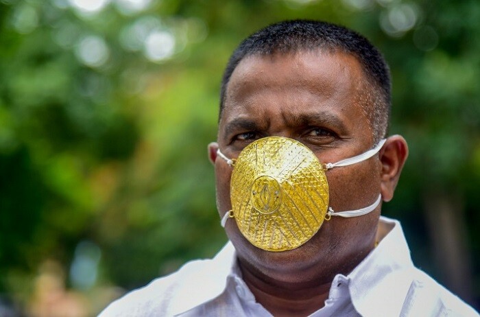 Doanh nhân Ấn Độ đeo khẩu trang vàng 4.000 USD để tránh dịch Covid-19
