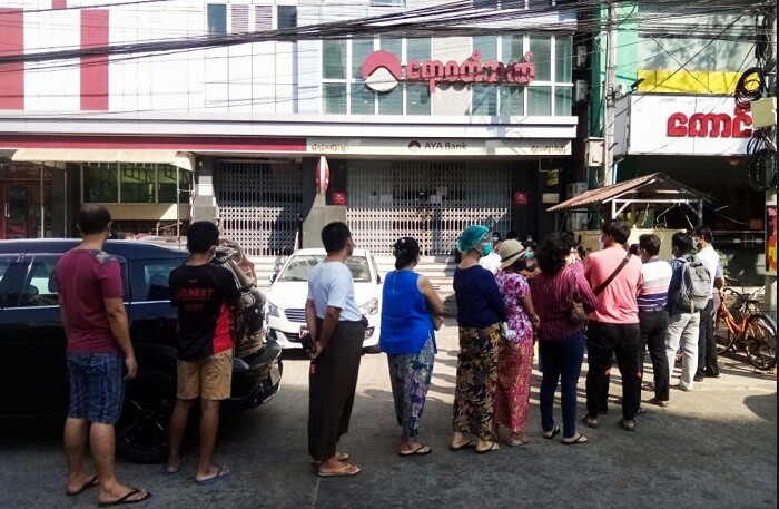 Myanmar: Người dân ồ ạt rút tiền, ngân hàng đóng cửa hàng loạt