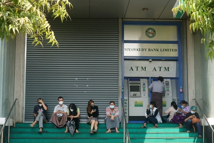 Myanmar dọa chuyển toàn bộ tiền gửi từ ngân hàng tư nhân sang ngân hàng quân đội