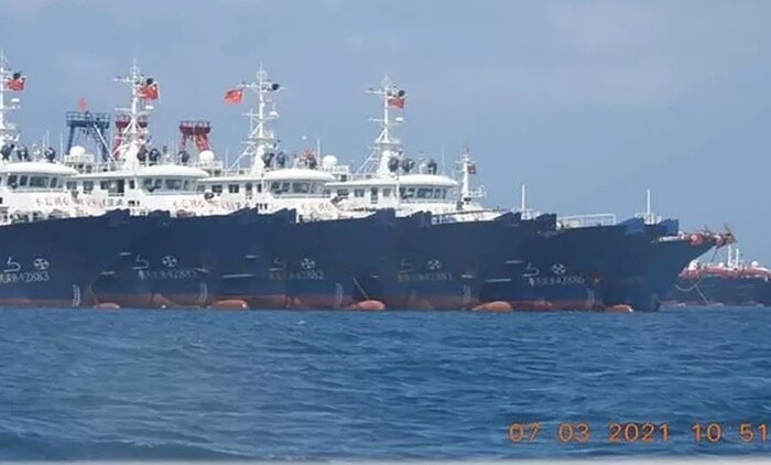 Hơn 200 tàu neo đậu bất thường trên Biển Đông, Trung Quốc nói gì?