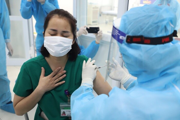 ADB: Chậm trễ triển khai vaccine Covid-19 có thể cản trở tăng trưởng của Việt Nam