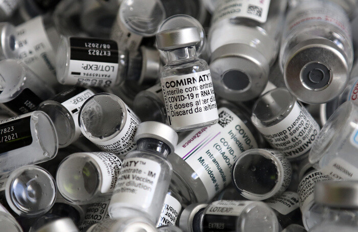 Nếu không chia sẻ, các nước giàu có thể phải tiêu hủy hơn 100 triệu liều vaccine Covid-19