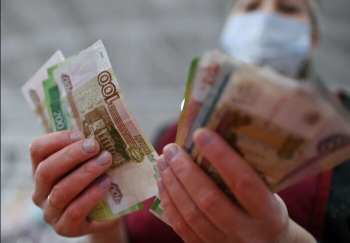 Nga: Đồng ruble mất giá mạnh, thị trường chứng khoán ngừng giao dịch