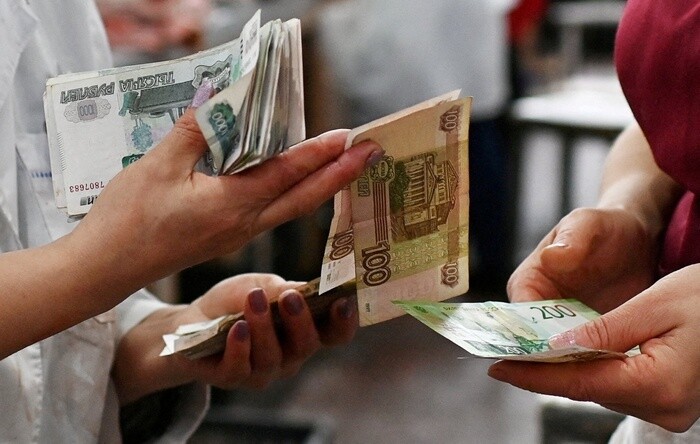 Nga bị ‘ngắt’ khỏi SWIFT, đồng ruble xuống giá thấp kỷ lục