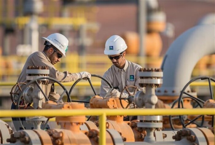 Arab Saudi bất ngờ tuyên bố giảm mạnh sản lượng, giá dầu bật tăng