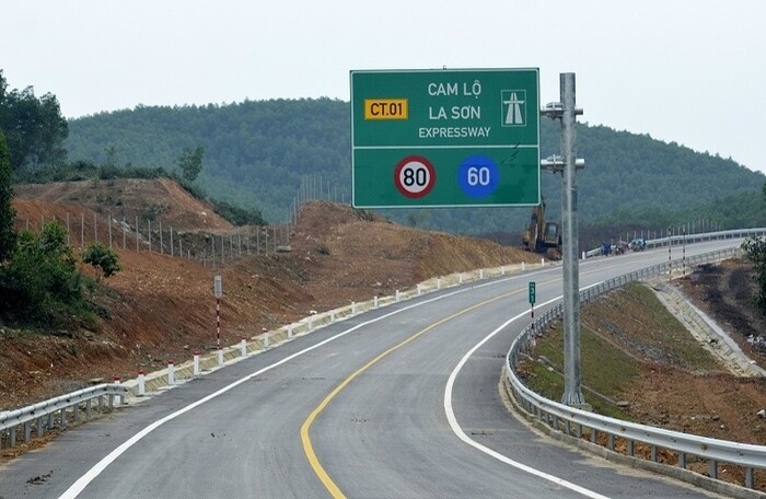 Cao tốc bị sụt lún, hạn chế xe tải trên 10 tấn vào tuyến Cam Lộ - La Sơn
