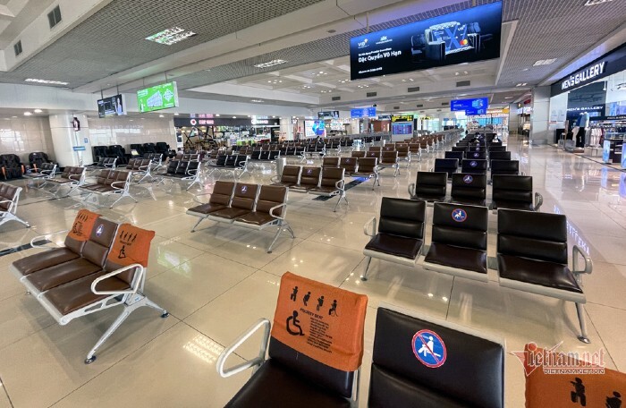 Dịch Covid-19: Sân bay Nội Bài vắng lặng, hàng quán thê thảm