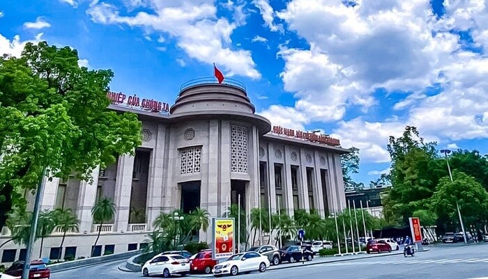 Toàn cầu siết chặt chống lạm phát, Việt Nam thúc đẩy giảm lãi suất